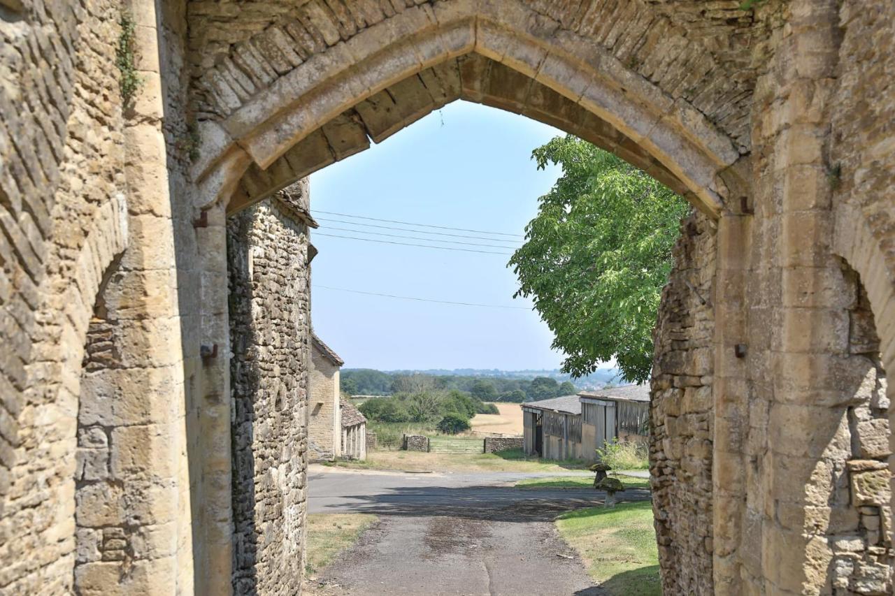 Villa The Butlers Bungalow Beverston Castle à Tetbury Extérieur photo